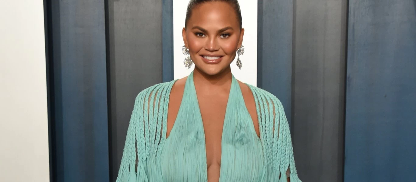 Chrissy Teigen: Ποζάρει topless για να μας δείξει το κάψιμό της και καλύπτει μόνο τα απαραίτητα!